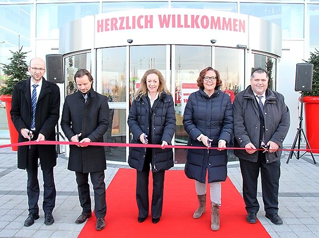 Wilfried Röpke (Werkleiter Jena-Wirtschaft), Oliver Majuntke (Ortsteilbürgermeister von Isserstedt), Vertriebsgeschäftsführerin Sylvia Jannaschk, porta-Mitinhaberin Birgit Gärtner und Frank-Wilhelm Fricke, Geschäftsleiter von porta Jena-Isserstedt eröffnen die 22. porta-Filiale in Deutschland.