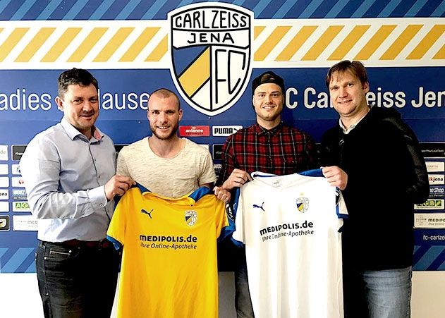 Freude über weitere Zusammenarbeit: v.l.n.r. FCC-Geschäftsführer Chris Förster, die Stürmer Manfred Starke und Timmy Thiele sowie der Sportliche Leiter Kenny Verhoene des FC Carl Zeiss Jena.