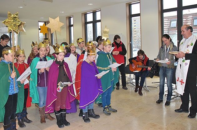 Die Sternsinger starteten ihren Besuch am Universitätsklinikum Jena im Eingangsbereich von Haus E in Lobeda.