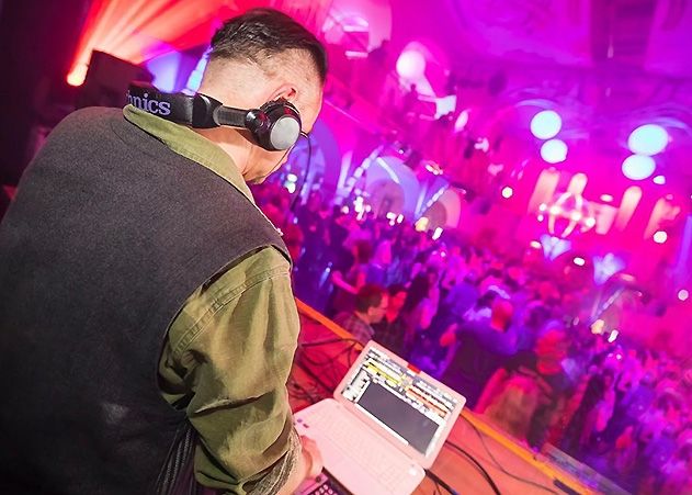 Der beliebte DJ Schrille Rille aus Jena will mit Hits aus den 70/80/90igern den Bären in Lobeda-Altstadt zum tanzen bringen.