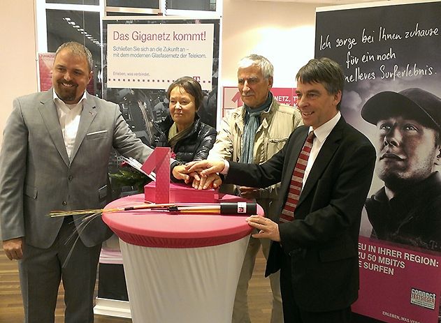 Los geht’s: Tobias Zimmermann (Telekom) und OB Dr. Albrecht Schröter (SPD)  drücken zusammen mit den ersten Kunden den Startknopf.