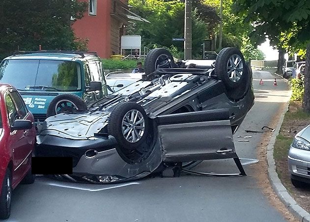 Ein Auto ist am Dienstag in Jena gegen einen Baum geprallt. Die 66-jährige Fahrerin und der Beifahrer wurden schwer verletzt ins Klinikum gebracht.