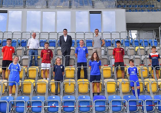 Hartmut Beyer, Falk Buchmann und Jörg Triller (hintere Reihe v.l.) von der Kinder- und Jugendfußballstiftung Jena mit den geehrten Nachwuchsfußballern.