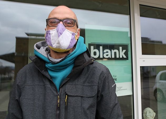 Der Künstler „cf_boelk“ nutzt bis Ende März das Baubüro in Lobeda als Atelier.