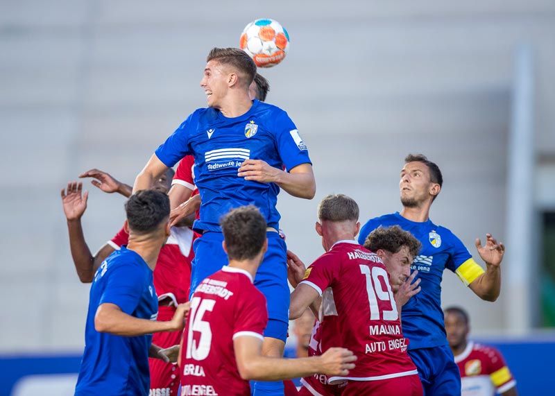 Der FC Carl Zeiss Jena hat mit dem Sieg gegen Halberstadt mindestens bis zum Sonntag die Tabellenspitze in der Fußball-Regionalliga erobert.