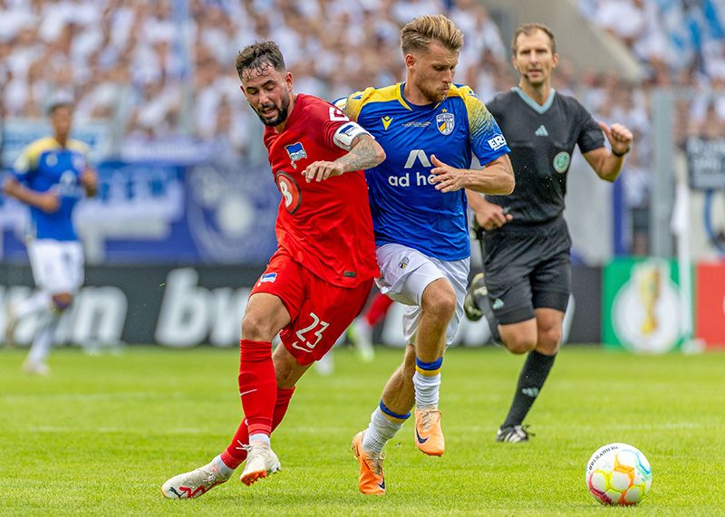 Hertha's Doppeltorschütze Marco Richter im Zweikampf mit Jenas Lukas Lämmel (r.).