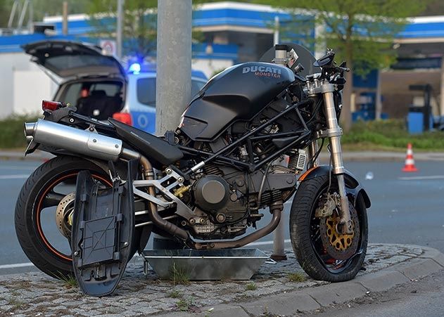 Verletzte und Vollsperrung: Ein schwerer Unfall zwischen einem Pkw und einem Motorrad ereignete sich am Samstagabend auf der Schnellstraße in Jena.