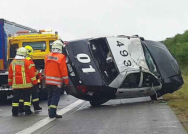 Der US-Streifenwagen wird geborgen.