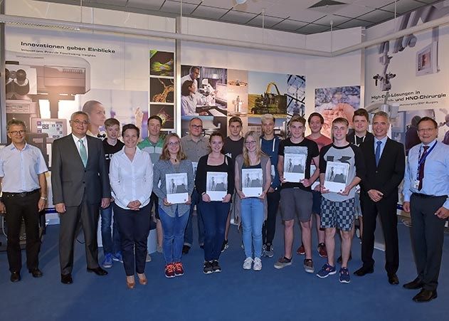 12 Auszubildende beginnen im August ihre Ausbildung bei ZEISS in Jena. Nadine Cunäus, Personalleiterin bei ZEISS in Jena (4.v.l.) und Hellmuth Aeugle, Geschäftsführer der Carl Zeiss Jena GmbH (2.v.l.), begrüßten die neuen Auszubildenden im Namen der ZEISS Unternehmen in Jena.