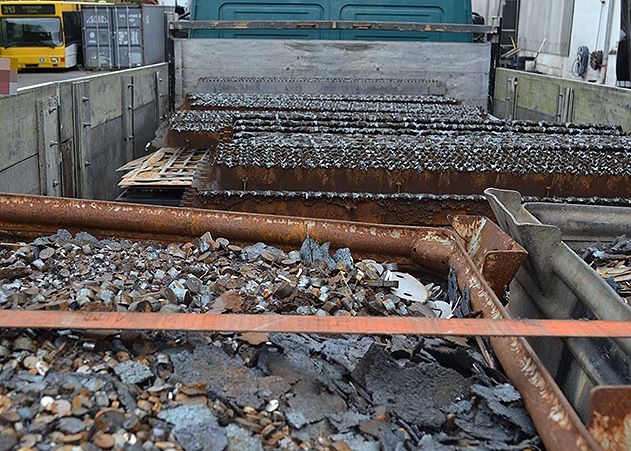 Der Lkw war mit über 90 Prozent Schrott überladen.