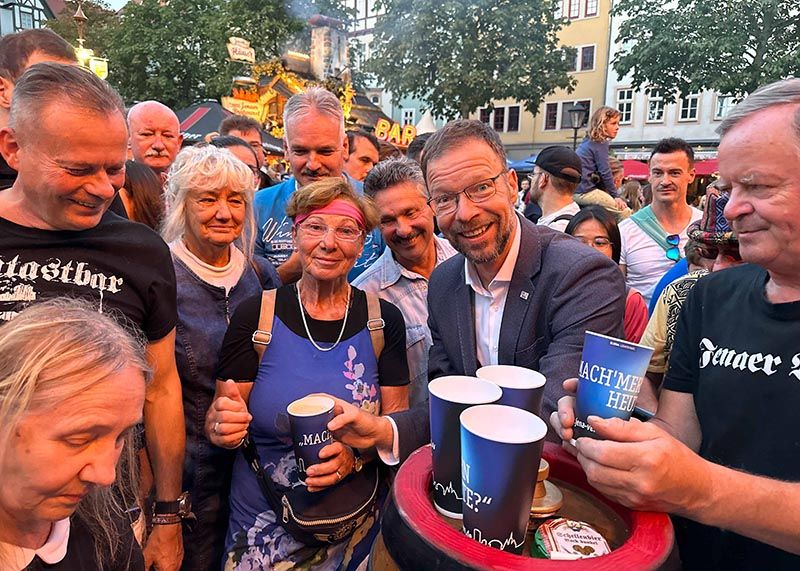 Mit einem Fass Freibier hat Jenas Stadtoberhaupt Thomas Nitzsche das diesjährige Altstadtfest eröffnet.