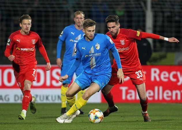 Im Zweikampf Jenas Ole Käuper mit dem Hallenser Jonas Nietfeld.