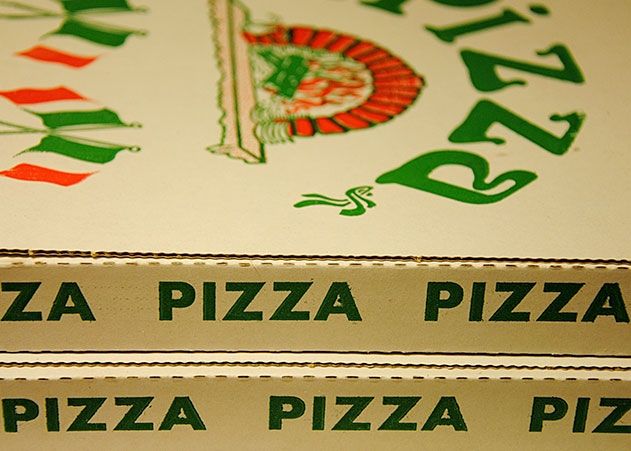 Unbekannte haben am späten Samstagabend einen Pizzafahrer in Jena überfallen und flüchteten mit der Beute. Die Kriminalpolizei ermittelt.