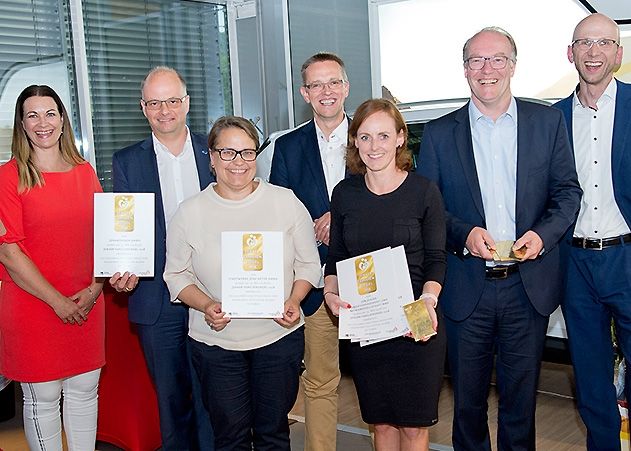 Freuten sich über die Würdigung für familienbewusste Lebens- und Arbeitsbedingungen: (v. l.) Berit Kretzschel vom Jenaer Bündnis für Familie, Geschäftsführer Tobias Wolfrum und Antje David-Eckert von jenawohnen, Geschäftsführer Thomas Zaremba, Personalchefin Nadine Horn und Geschäftsführerin Thomas Dirkes von den Stadtwerken Jena und Wilfried Röpke von JenaWirtschaft.