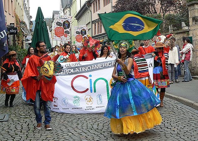 Mit einem Straßenkarneval hat der Iberoamerica e.V. für sein Festival „Cinco Sentidos“ geworben. Am 25. Oktober 2014 zogen bunt gekleidete und maskierte Latinos und Deutsche durch die Jenaer Innenstadt.