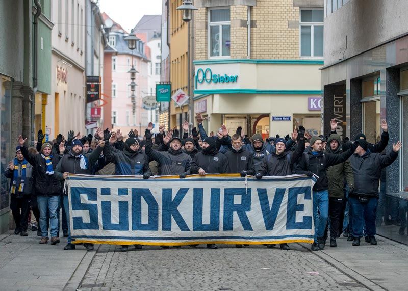 Fans der Südkurve zogen aus Protest gegen die verhängten Sicherheitsmaßnahmen von der Jenaer Innenstadt zum Stadion.