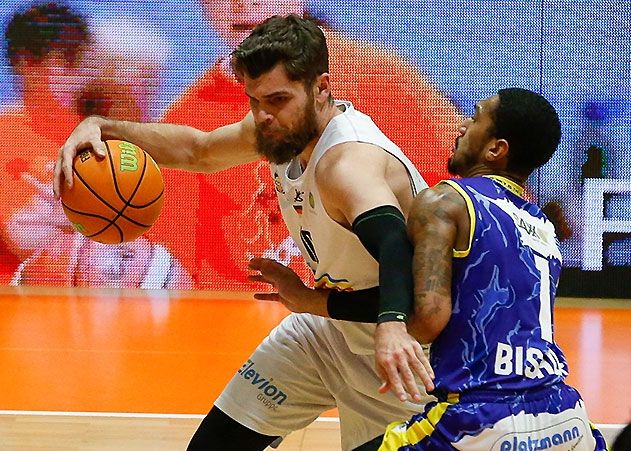 Erneut kann sich Julius Wolf (l.) mit 20 Punkten die Krone als Jenaer Topscorer aufsetzen. Hier im Duell mit dem Hagener Jermaine Bishop.