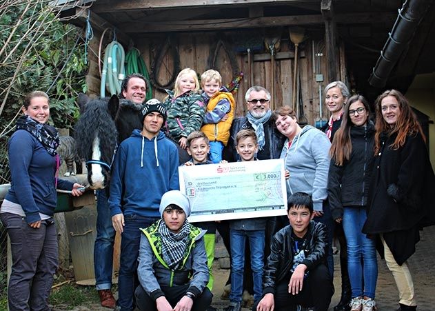 Freude bei der Kinderarche: Yvonne Bachran, Leiterin der Vertriebsdirektion der Sparkassen-Versicherung in Erfurt (r.) übergab einen symbolischen Scheck von 3.000 Euro.