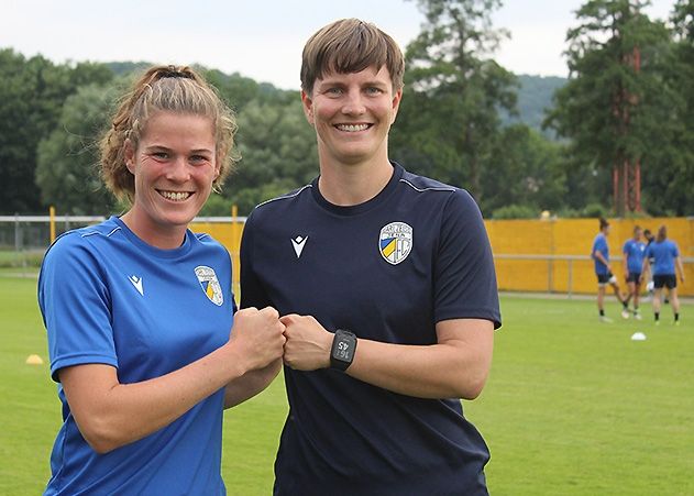 Jenas Neuzugang Chantal Schouwstra (l.) mit FCC-Trainerin Anne Pochert.