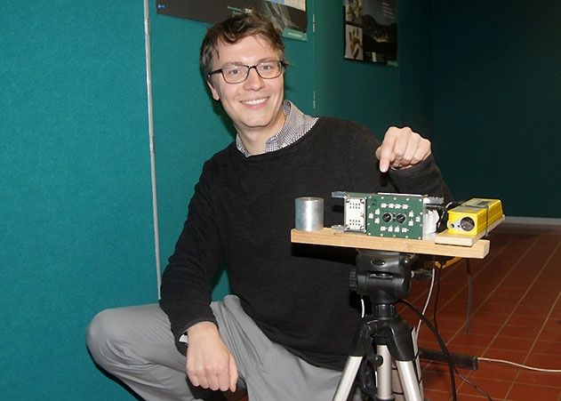 Auf dem Weg ins All und in die Weltspitze? Doktorand Martin Grimm (FB Elektronik und Informationstechnik) entwickelt neue Sensoren für Satelliten.