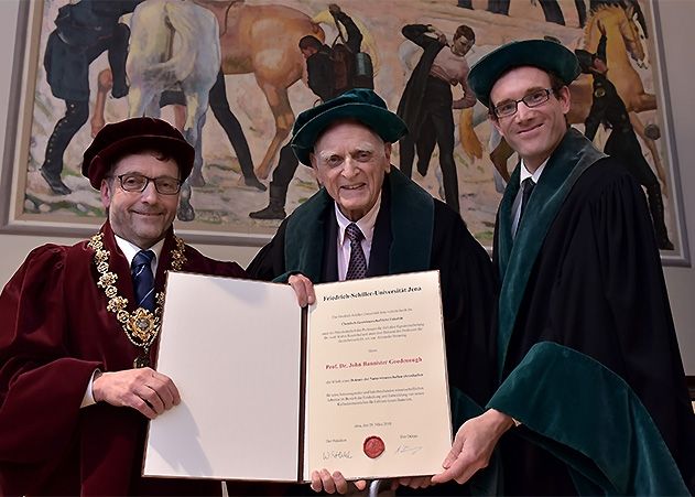 Prof. Dr. Walter Rosenthal (links), Präsident der Friedrich-Schiller-Universität Jena und Prof. Dr. Alexander Brenning, Dekan der Chemisch-Geowissenschaftlichen Fakultät bei der Verleihung der Ehrendoktorwürde der Chemisch-Geowissenschaftlichen Fakultät der Uni Jena an Prof. Dr. John B. Goodenough (Mitte) am 28.03.2018 in der Aula der Jenaer Universität.