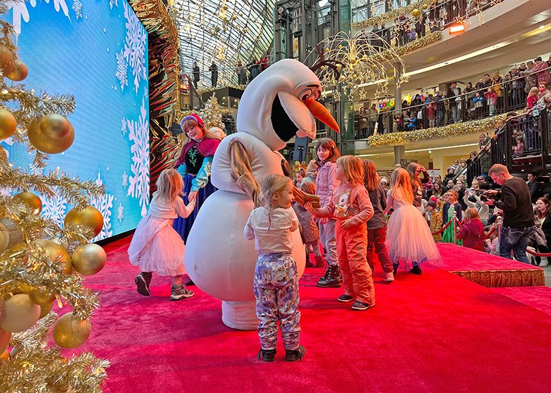 Die Kinder sangen und tanzten mit Elsa, Anna und Olaf auf der Weihnachtsbühne in der Goethe Galerie.