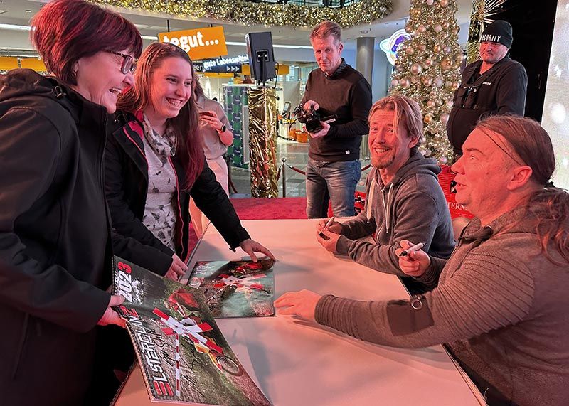 Sven "Svenni" Wittek (l.) und Gilbert "Gilli"  Rödiger, besser bekannt unter dem Namen „Elsterglanz“ signierten in Jena ihren Kalender für 2023.