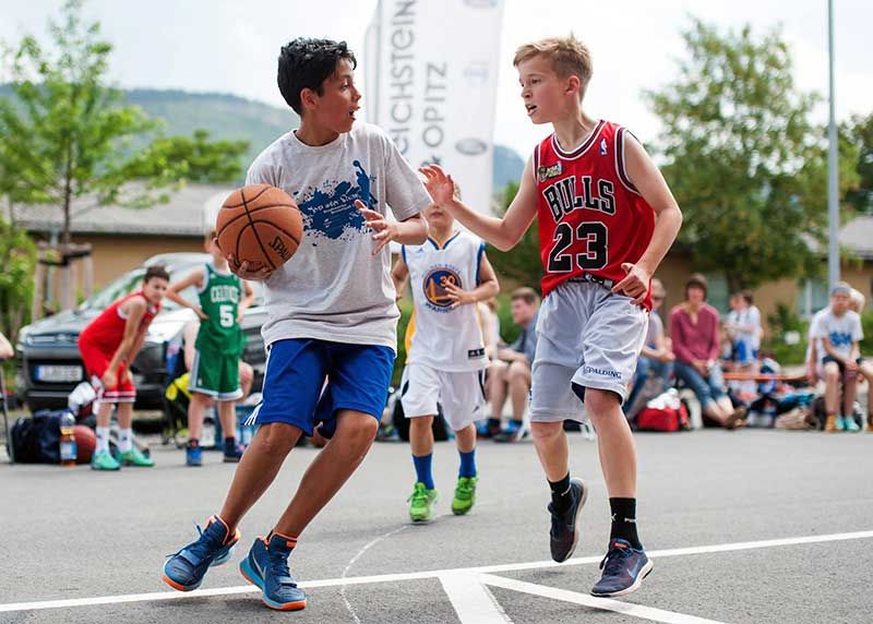 Streetball-Turnier „Jena unter Strom“ am ersten Juli-Wochenende 2022. Die Sieger-Teams der am 2. und 3. Juli in Jena Station machenden 3x3-Tour qualifizieren sich für die Endrunde in Berlin.