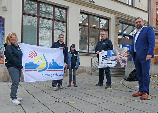 Petra Wagner (Sailing Kids), Robert Martin und Sohn Eddy (Sailing Kids und Mitfahrer 2021), Sven Grunow (Vereinsvorsitzender), Falko Gaudig (Vertriebsleiter der VR Bank).
