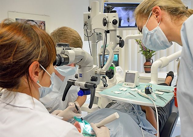 Die Jenaer Zahnklinik vereint verschiedene Experten der Zahnmedizin unter einem Dach.