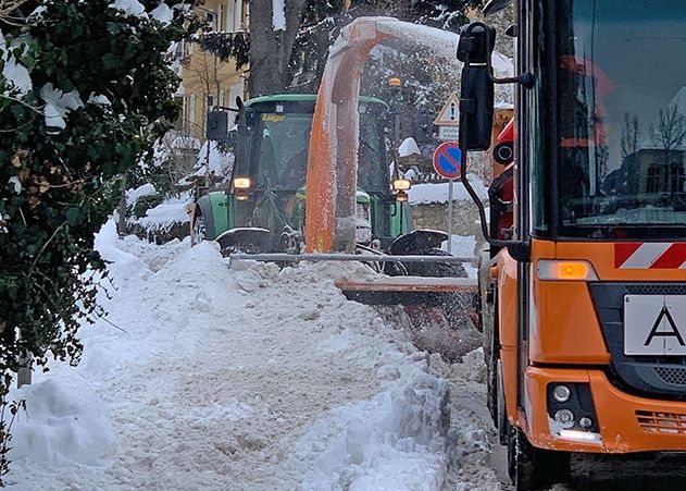 Mit einer Fräse wird der Schnee in der Friedrich-Engels-Straße auf Lastwagen verladen und abtransportiert.
