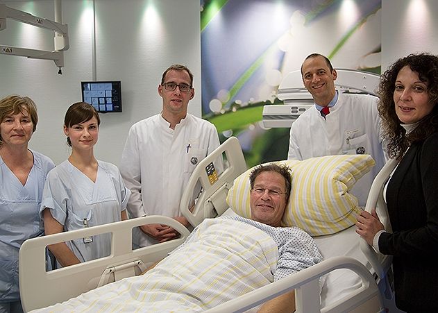 Andrea Scholz, Medizinische Fachangestellte am Institut für Diagnostische und Interventionelle Radiologie (IDIR), Prof. Dr. Ulf Teichgräber, Direktor des IDIR, Patient Jürgen K., Oberarzt PD Dr. Tobias Franiel und die Angiographieschwestern Katharina Sippach und Sarah Wiedemann (v.r.n.l.).