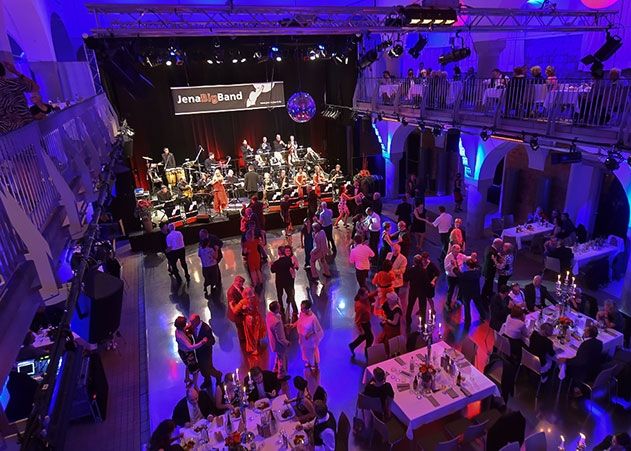 Beim 12. Jenaer BigBandBall im Volksbad konnten sich Tänzer beweisen.