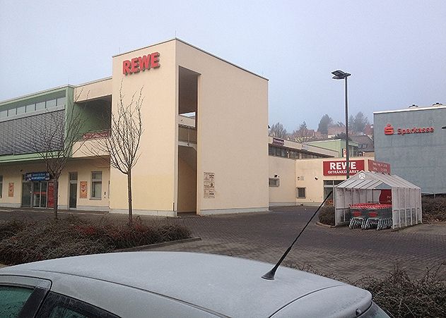 Der REWE-Markt am Hölleinplatz wurde Opfer eines Raubüberfalles.