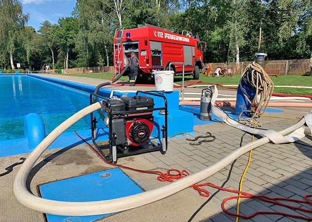 Müllkübel, Bänke und Schirmständer landeten im großen Schwimmbecken. Die Feuerwehr muss wegen der starken Verunreinigung das Wasser komplett ablassen.