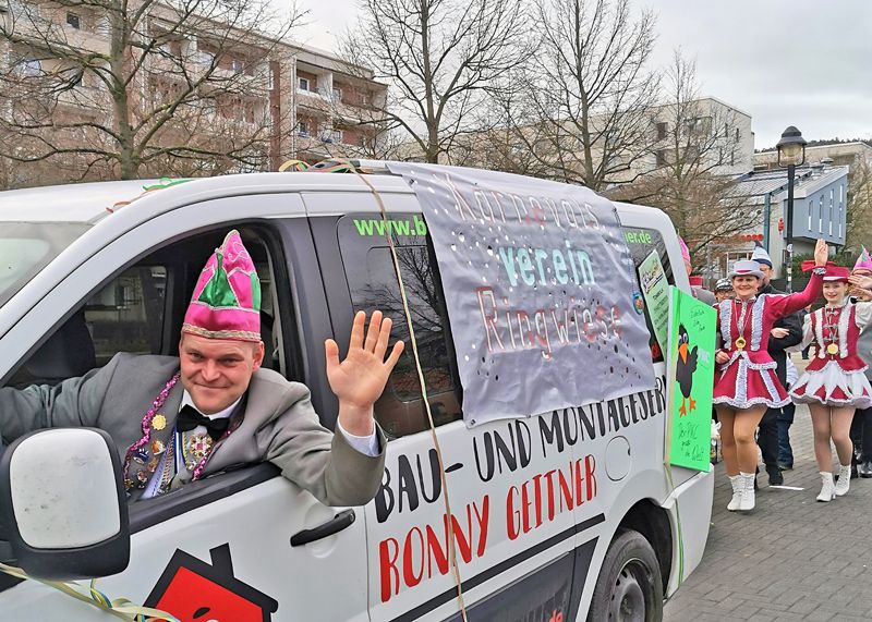 KVR-Mitglied Ronny Geitner führte den Mini-Rosenmontagsumzug an.