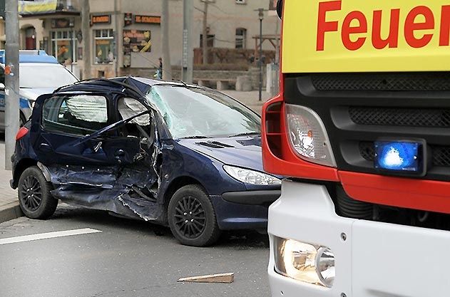 Bei dem Unfall wurde die Beifahrerin im Auto schwer verletzt, die Fahrerin und zwei Kinder auf dem Rücksitz erlitten leichte Verletzungen. Im Bus, der mit sechs Kindern besetzt war, wurden zwei Kinder leicht verletzt.