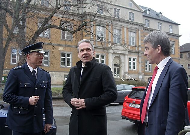 Bei seinem ersten Dienstbesuch in Jena wird Thüringens Innenminister Georg Maier (m.) von OB Albrecht Schröter und LPI-Leiter Thomas Quittenbaum begrüßt.