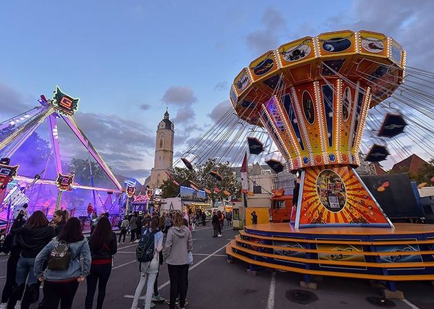 Am Samstagabend wurde einem jungen Mann auf dem Eichplatz in Jena zwischen den Fahrgeschäften des Altstadtfestes die Jacke entrissen.