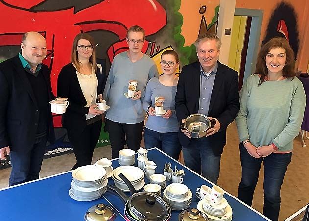 Spendenübergabe im Jugendkeller Tacheles: Rainer Engelhardt (Leiter Jugendkeller Tacheles), das Tacheles-Team Rahel Butz, Dirk Neundorf, Felicitas Koch sowie Stefan Dreising (Pressesprecher Stadtwerke Jena) und Ute Serbe (Integrationsprojekt Elli), v.l.).