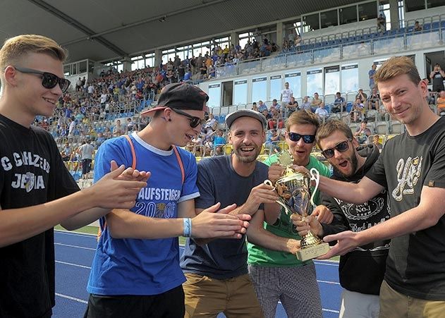 Pokalübergabe im EAS: Der Fanclub „Jena cittá ragazzi“ gewinnt das 37. Köstritzer-Fanclubturnier um den Wanderpokal des FC Carl Zeiss Jena.