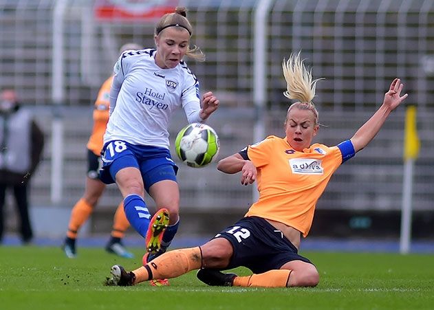 Die Jenaerin Annika Graser (links) gegen die Hoffenheimerin Stephanie Breitner im Bundesliga-Spiel FF USV Jena gegen TSG Hoffenheim im Ernst-Abbe-Sportfeld.