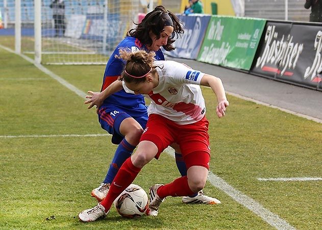 Im Duell: Dolores Da Silva (14/USV) und Jacqueline Klasen (16/Essen) im Bundesliga-Punktspiel des FF USV Jena gegen die SGS Essen.