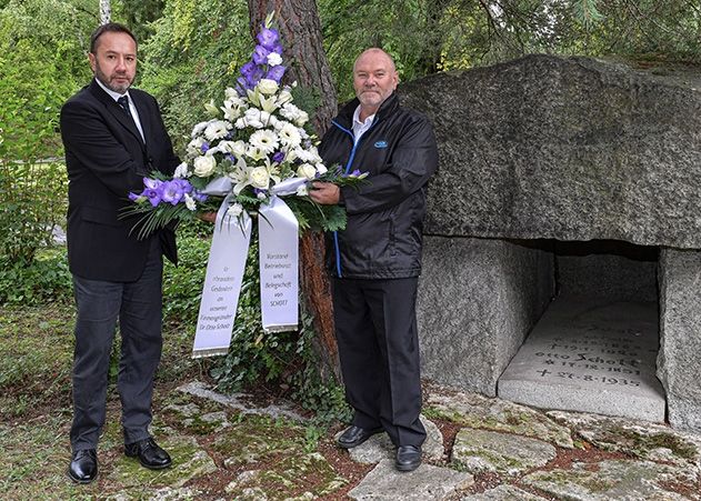 v.l.n.r.: Armin Vogl (Leiter Floatfertigung) und Harald Burkhardt (Betriebsratsvorsitzender SCHOTT Jena).