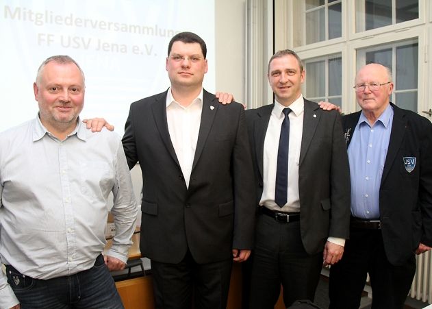 Schulterschluss demonstriert der neue Präsident des FF USV Jena, Falk Buchmann (2 v.l.), mit seinen Vorstandskollegen Torsten Rödiger (l.), Dirk Herzog (2.v.r.) und Werner Riebel (r.). Wegen Krankheit fehlt Arndt Vogel auf dem Foto.