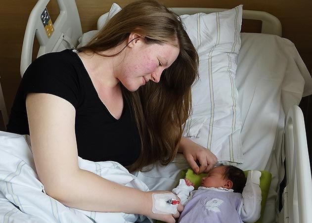 Steffi Klatt freut sich über ihr Töchterchen Henriette Amalia – die tausendste Geburt in diesem Jahr am UKJ.