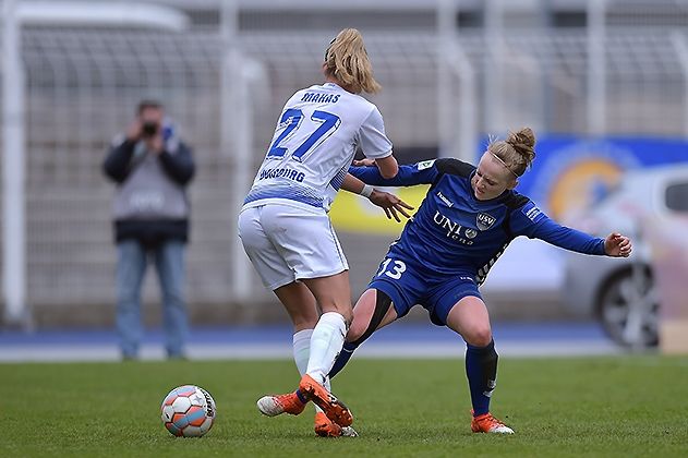 Die Jenaerin Karoline Heinze (rechts) gegen die Duisburgerin Lisa-Marie Makas im Spiel FF USV Jena gegen MSV Duisburg in der letzten Saison im Ernst-Abbe-Sportfeld.