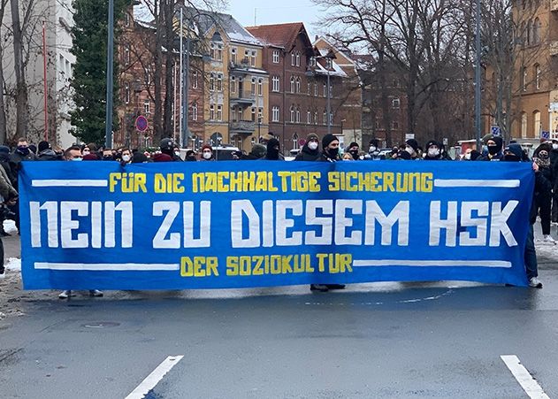 Rund 500 Demonstranten machten am Mittwoch vor dem Stadtrat ihrem Unmut über geplante Sparmaßnahmen Luft.