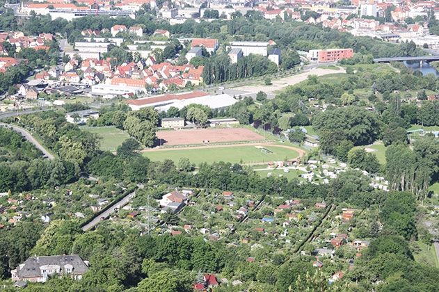 Blick die Gartenanlage unterhalb des Jenzig.