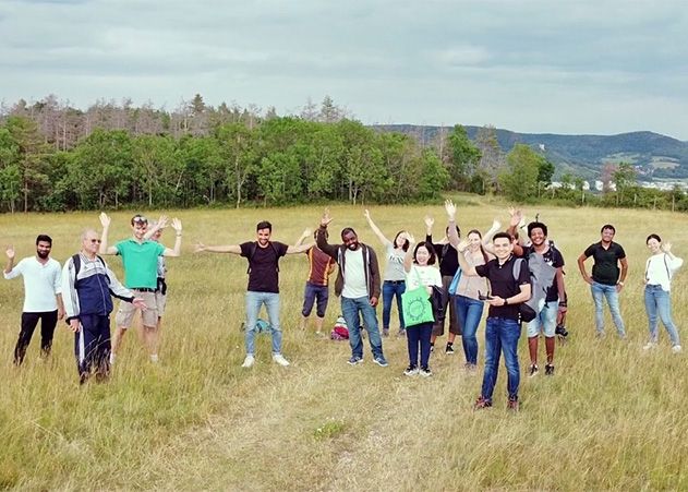 Bei einer gemeinsamen Wanderung können sich die Mentor*innen und Mentees kennenlernen.